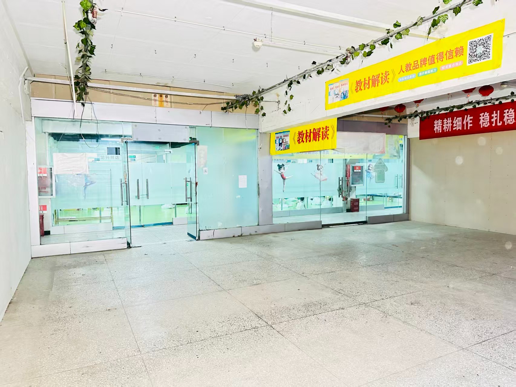 圣域蓝湾提供写字楼、商铺、展示空间、直播间等多种面积选择，满足企业办公、研发、展示、运营等多元需求。