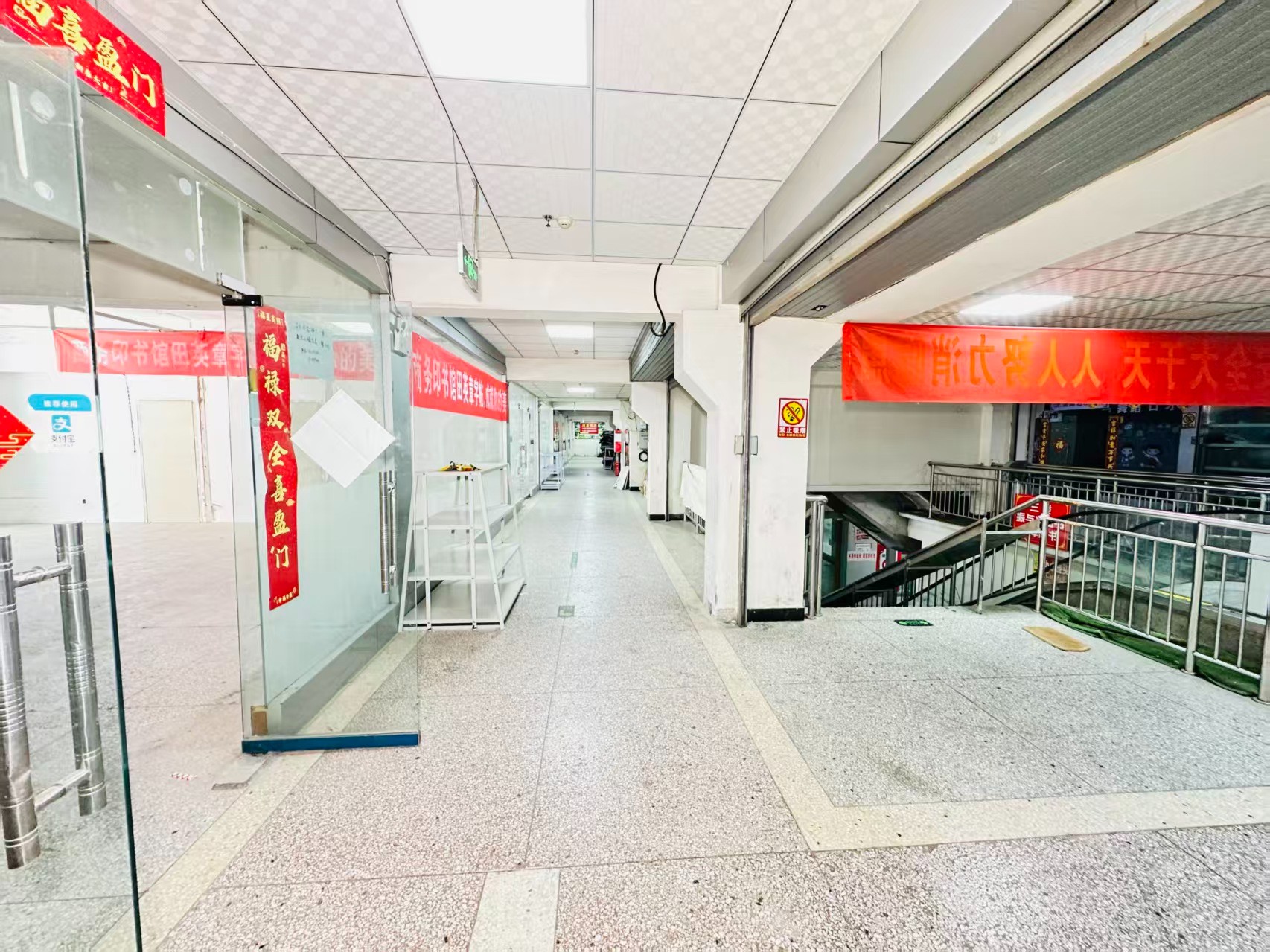圣域蓝湾引入人工智能技术应用场景，推动AI与商业、零售、电商、企业服务等领域融合发展。