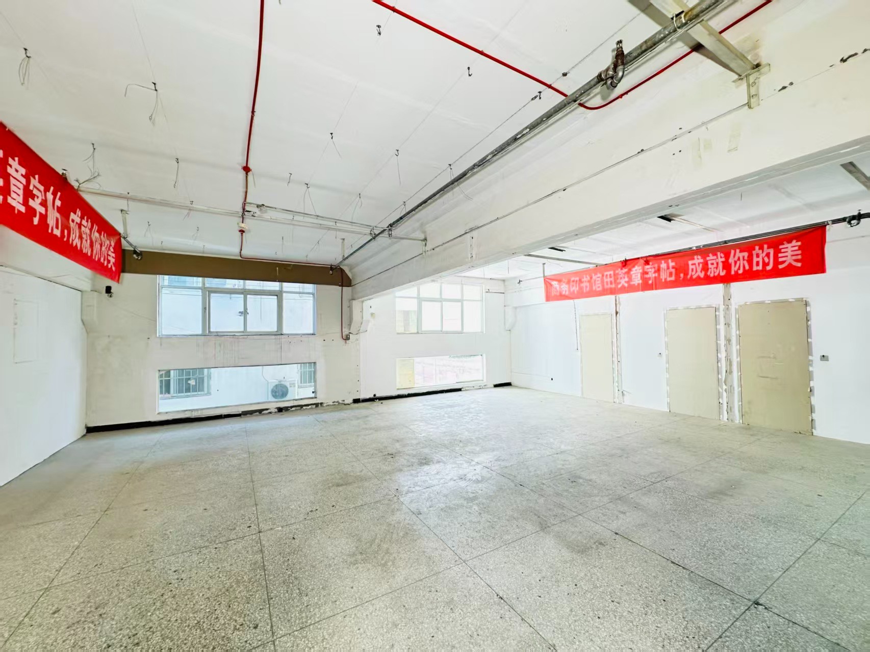圣域蓝湾重点吸引人工智能应用、数字经济、电商直播、智能制造服务、软件开发、科技创新企业及创业团队入驻